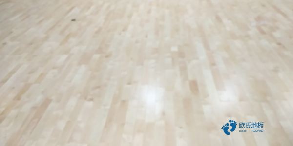 篮球场木地板刷漆2
