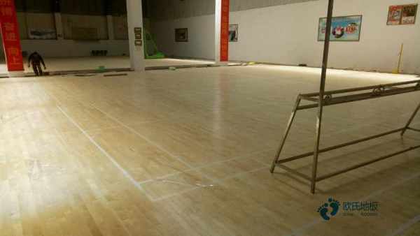 实木体育篮球木地板清洁养护3