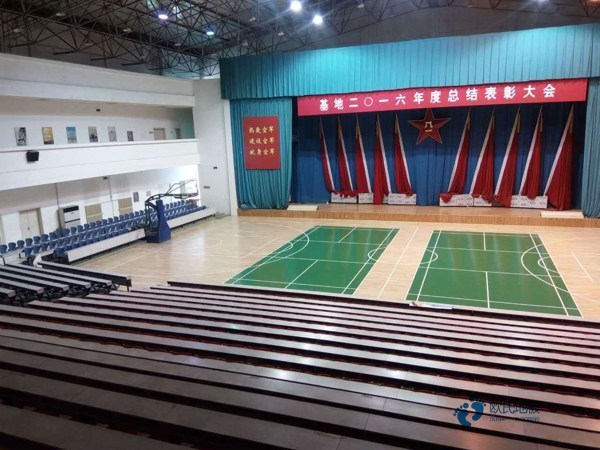 校园体育场地板施工1