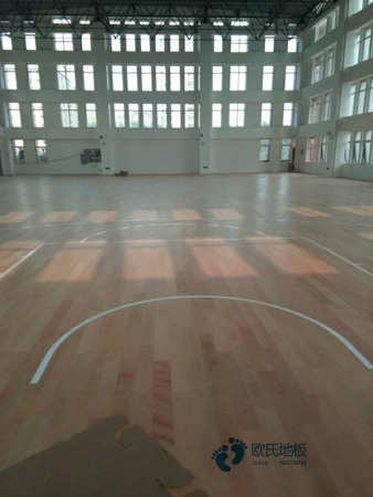 国产篮球场馆地板施工团队1