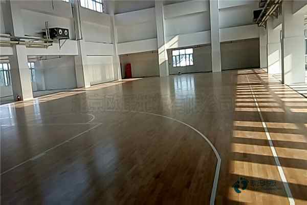 校园篮球馆木地板施工团队3