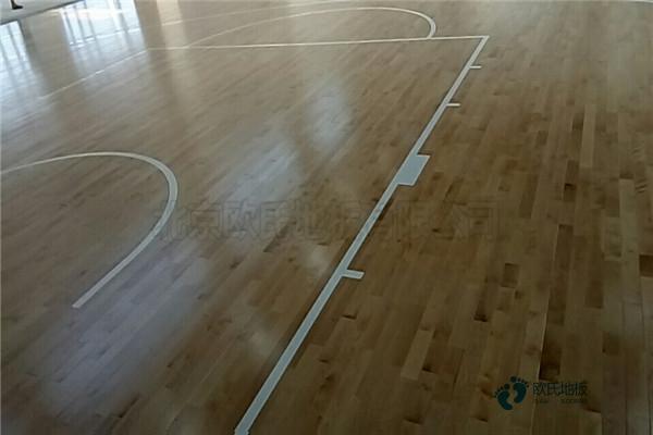 校园篮球馆木地板施工团队2
