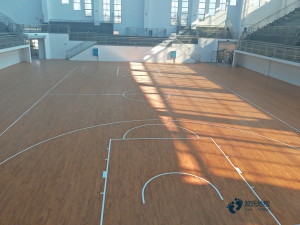 中学篮球场木地板施工团队1