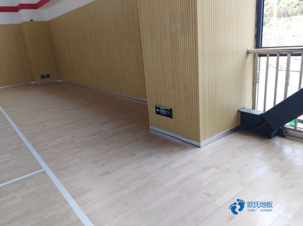 大学运动馆木地板施工1