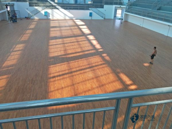 单龙骨运动场馆木地板清洁保养3
