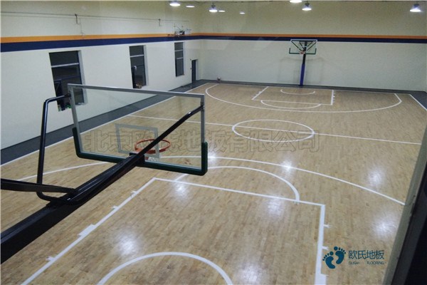 国产篮球场地地板施工团队1