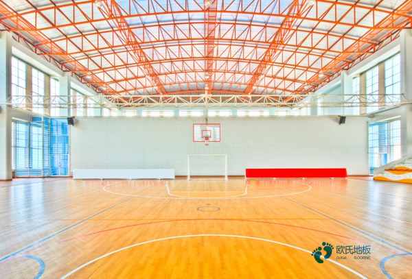 单龙骨篮球场木地板清洁保养2