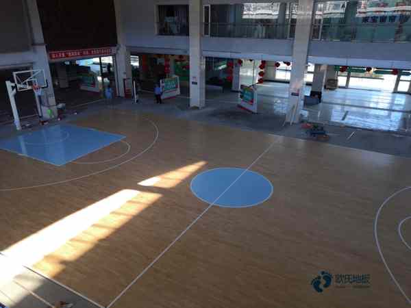 小学篮球场馆木地板施工团队2